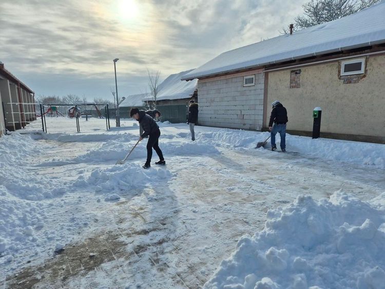 Munkában a jószív és a hólapát!
