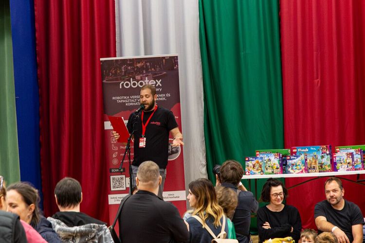 Értékes tapasztalatokkal tért haza robotikai csapatunk a Robotex Hungary versenyről