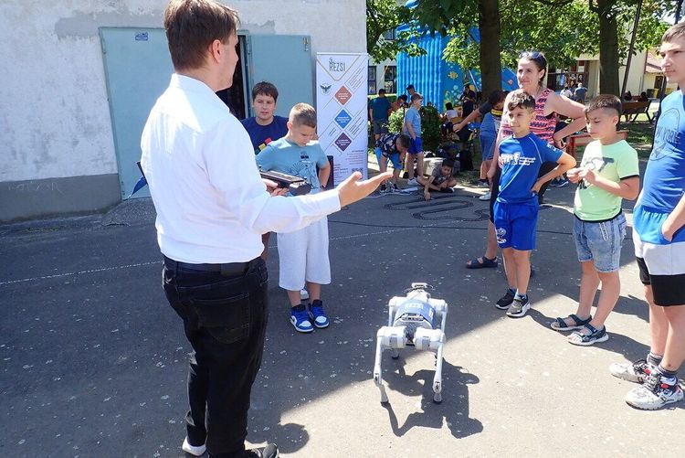  Robotika és élménybemutató a szihalmi gyermeknapon a Remenyik csapatával