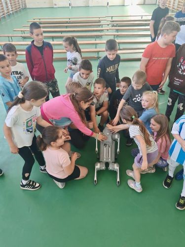 Robotkutya látogatott a füzesabonyi Széchenyi-iskolába