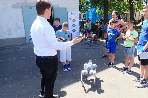  Robotika és élménybemutató a szihalmi gyermeknapon a Remenyik csapatával